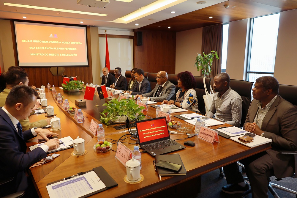 安哥拉高等教育部长一行访问凤凰桥集团总部